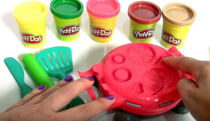 minnie-works-at-mcdonalds-cash-register-%e2%9d%a4-peppa-pig-happy-meal-toys-surp-2